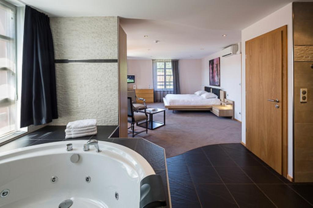 L'Auberge Du Cheval Blanc Et Spa Lembach Exterior photo